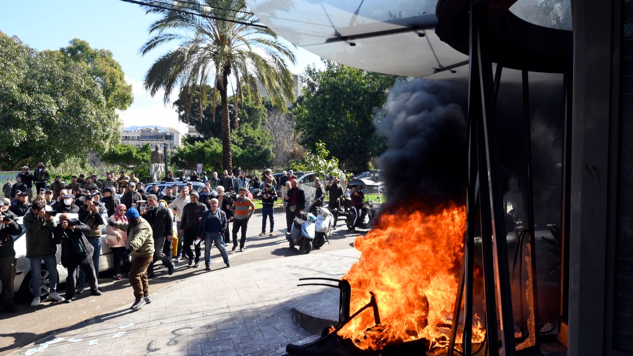 Lübnan’da halk banka şubelerini ateşe verdi