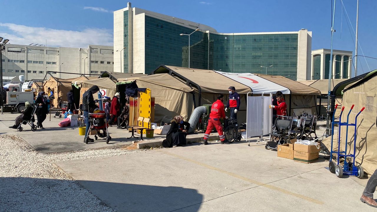 Sahra hastanesi depremzedelere hizmet veriyor