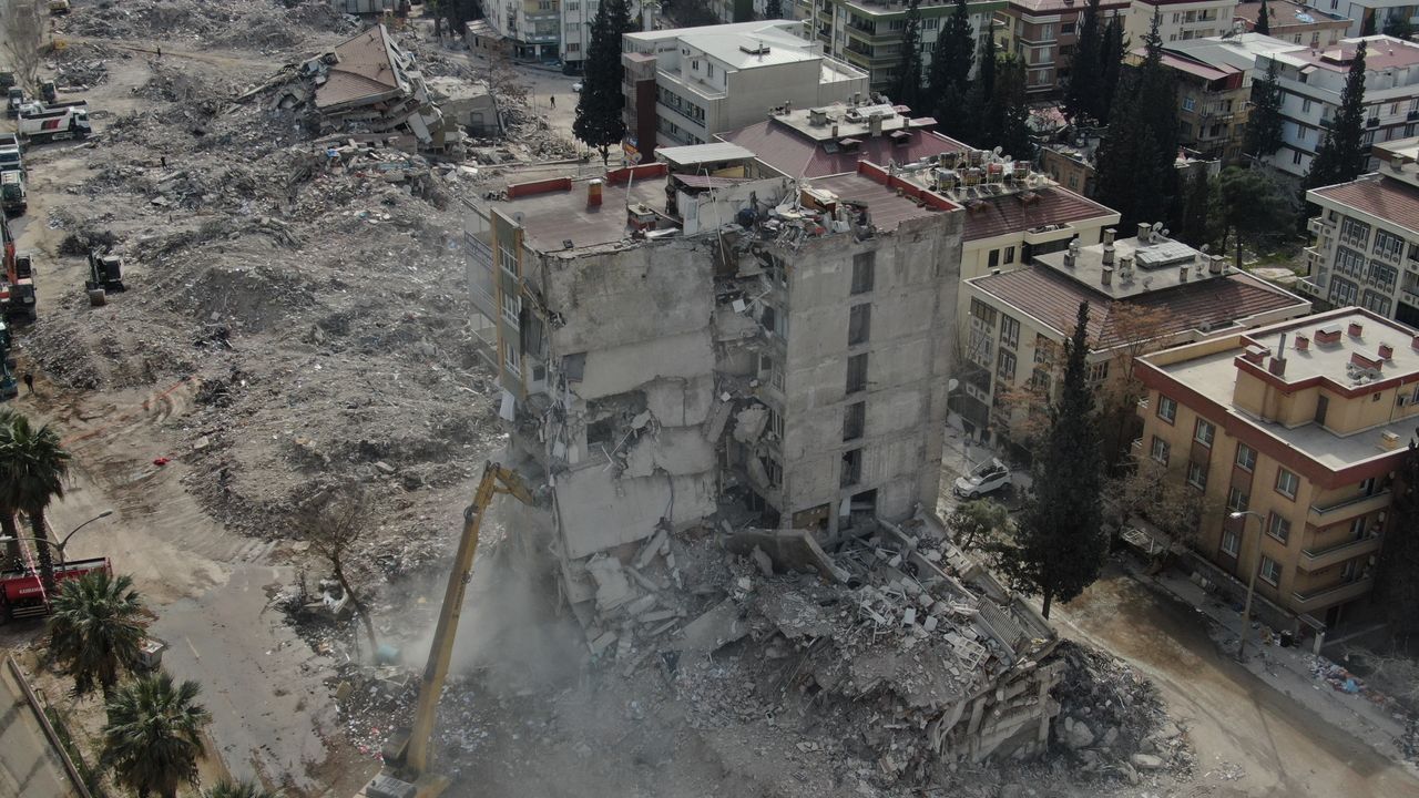 Kahramanmaraş’ta ağır hasarlı binaların yıkımı sürüyor