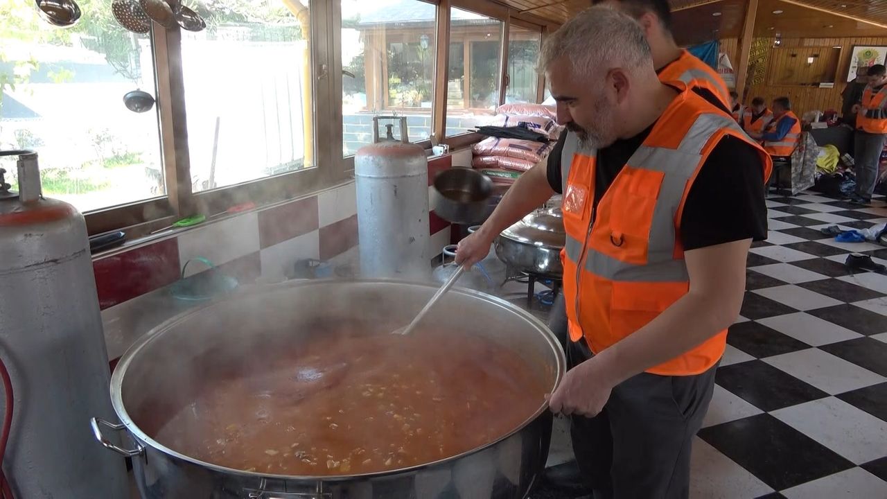 Gönüllü aşçılar günde 7 bin 500 kişilik yemek yapıyor!