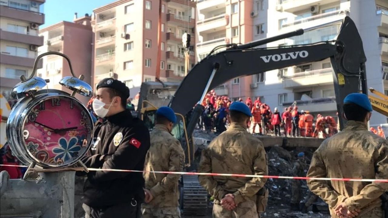 İzmir'deki ağır hasar alan binaların yıkımı tamamlandı