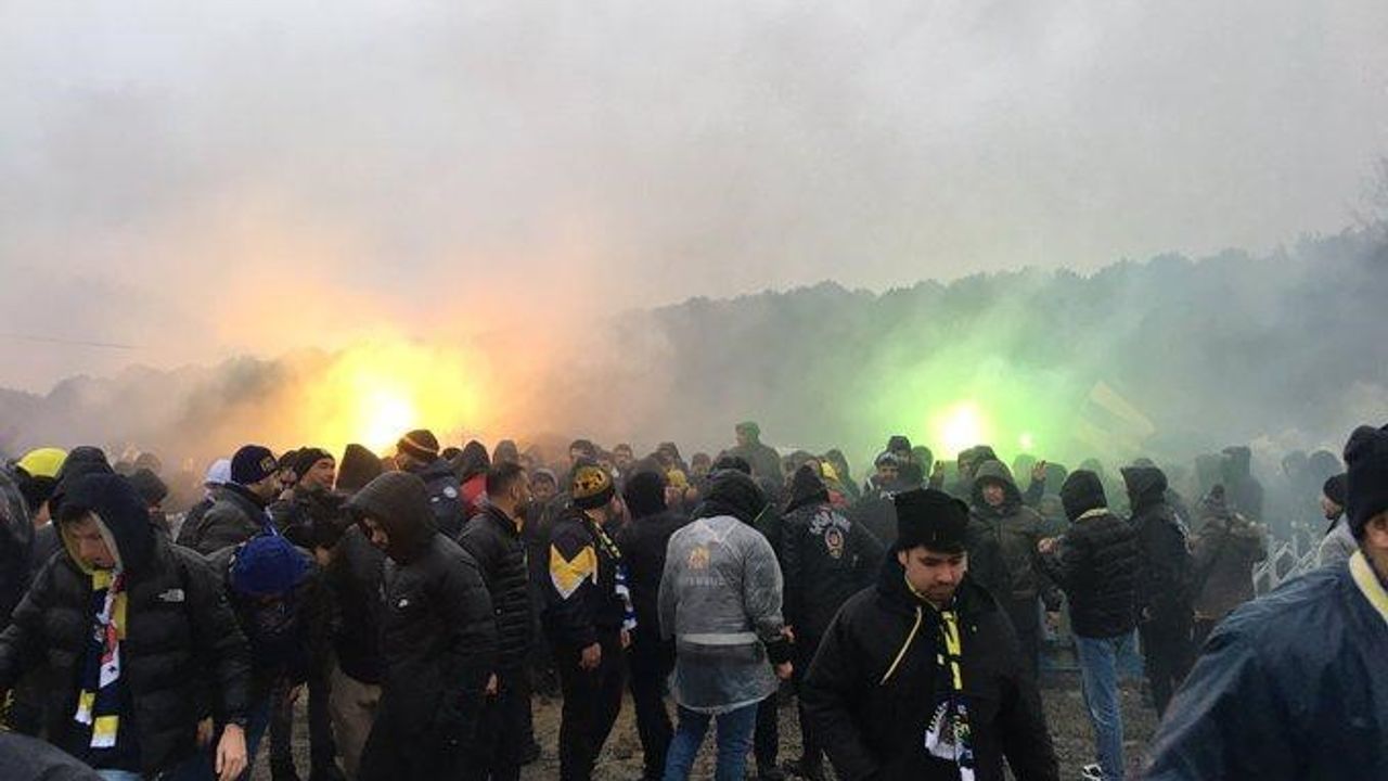 Fenerbahçeli taraftarlar TFF'yi protesto için Riva'ya akın etti