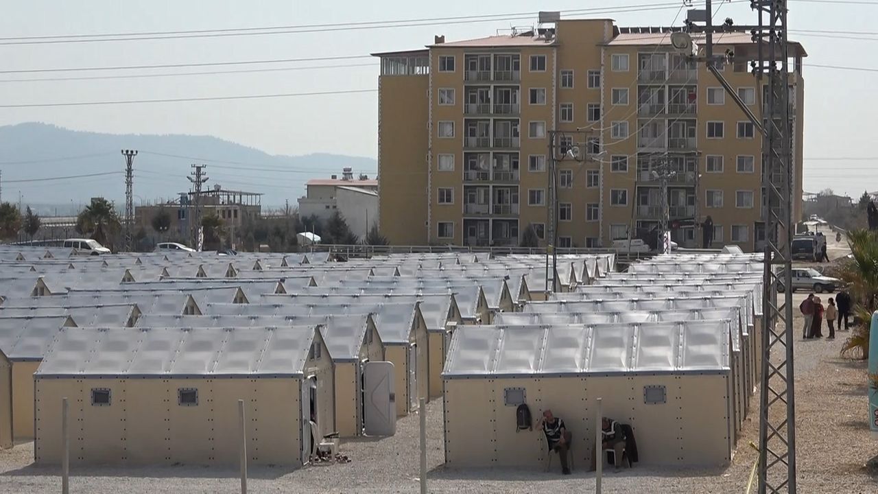 Depremzedeler için gönderilen İsveç yapımı çadırlar evleri aratmıyor