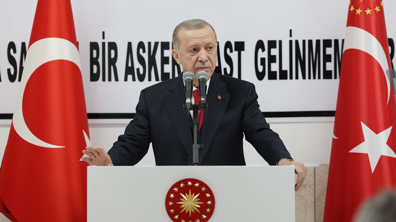 Cumhurbaşkanı Erdoğan: Birileri fitne çıkarmak için sürekli zırvalayıp dursa da askerlerimizin çalışmalarını biliyoruz