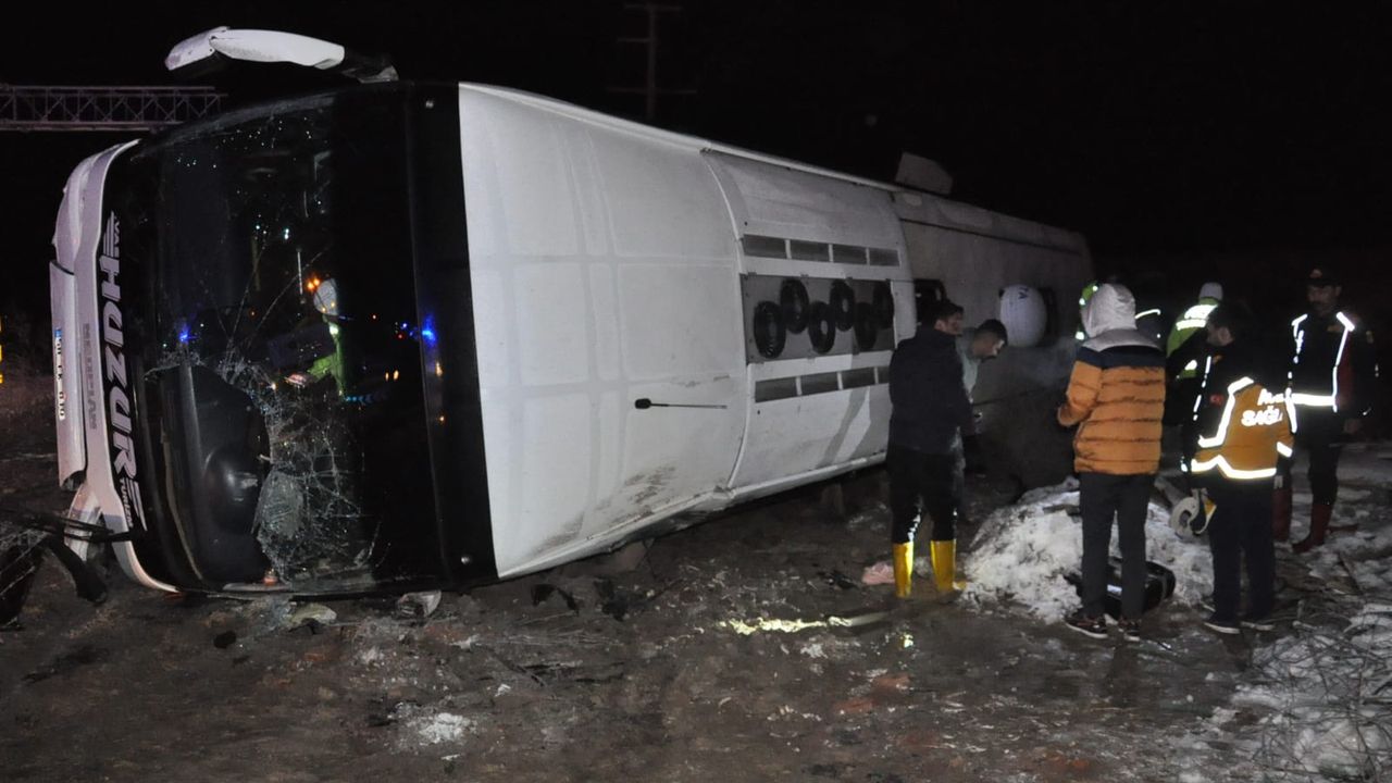 2 yolcu otobüsü devrildi: Ölü ve yaralılar var!