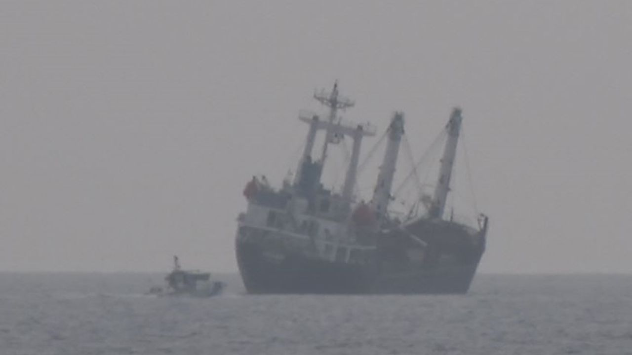 Antalya'da gemideki yükler kaydı, gemi yan yattı!