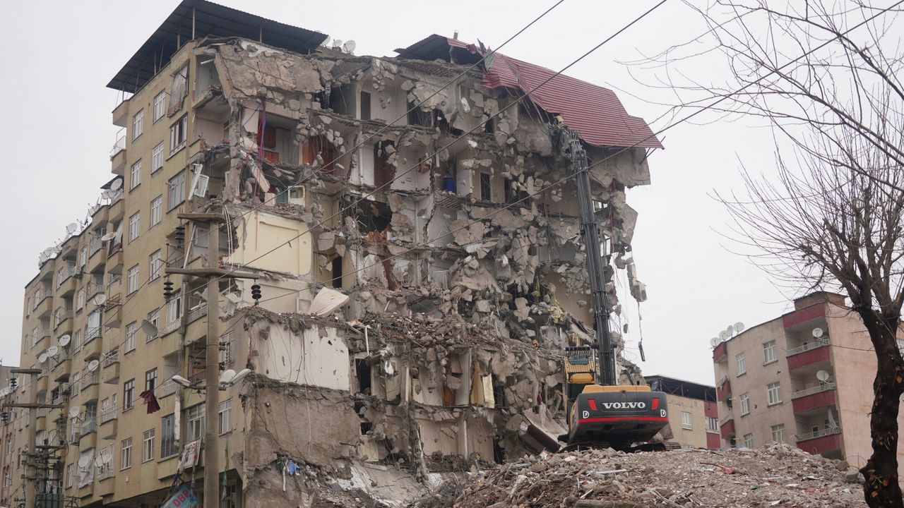 Diyarbakır'da yapılar bir bir yıkılıyor!