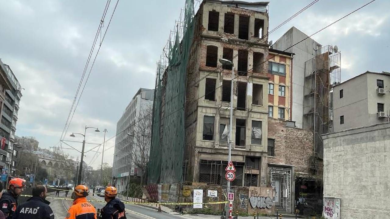 İstanbul'da 5 katlı bina çöktü
