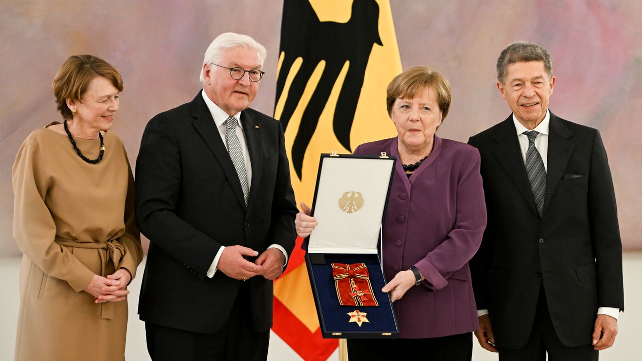 Merkel’e yüksek liyakat nişanı verildi