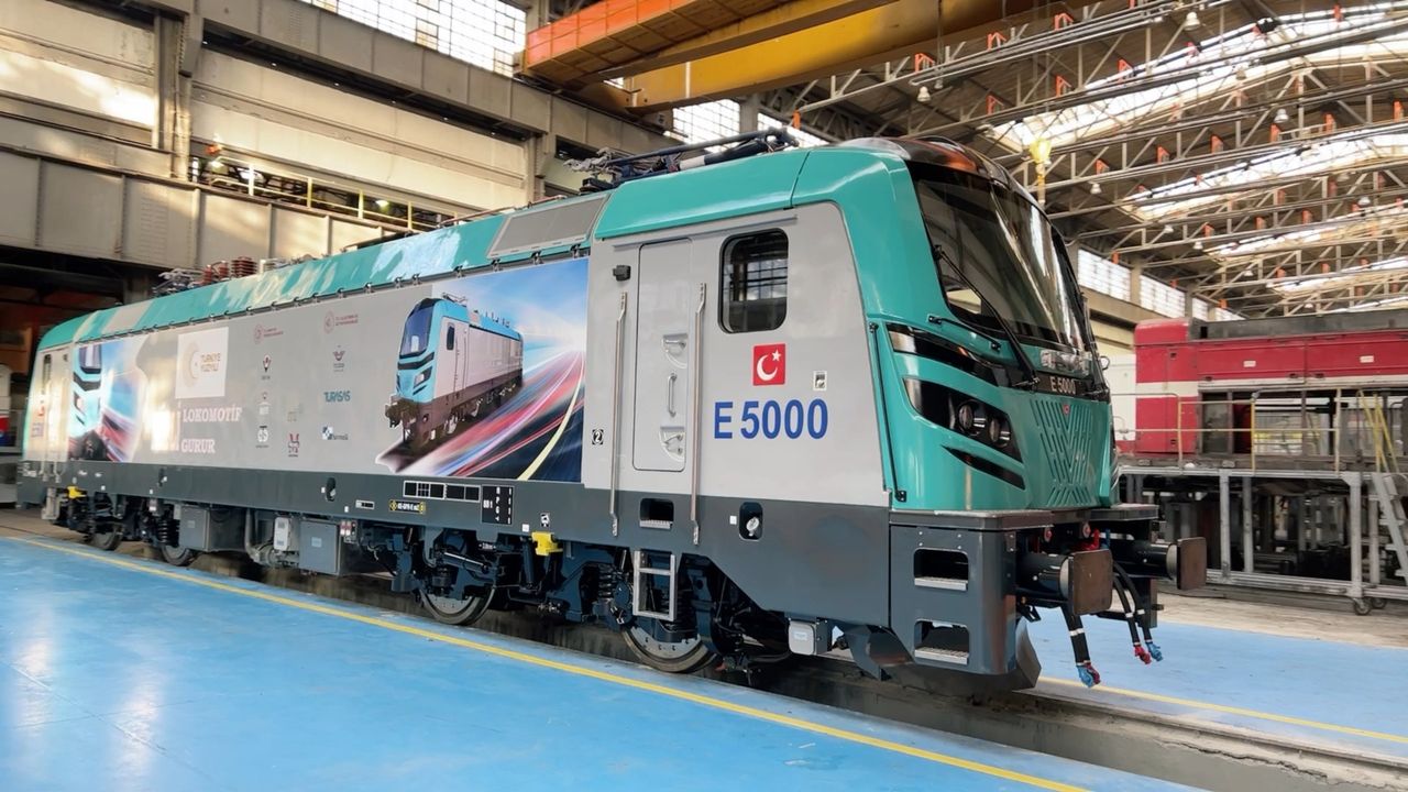 İlk yerli ve milli lokomotif E5000 raylara indi!