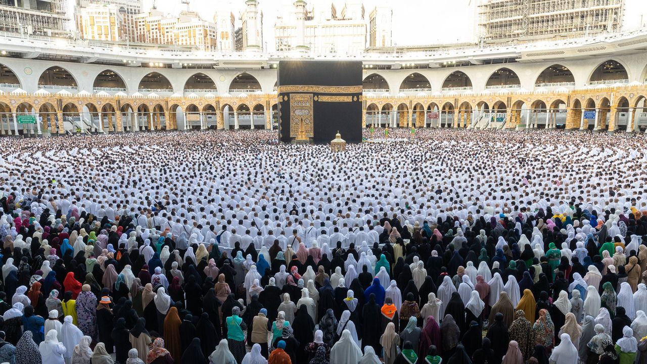 Milyonlarca Müslüman Kabe’de bayram namazını kıldı