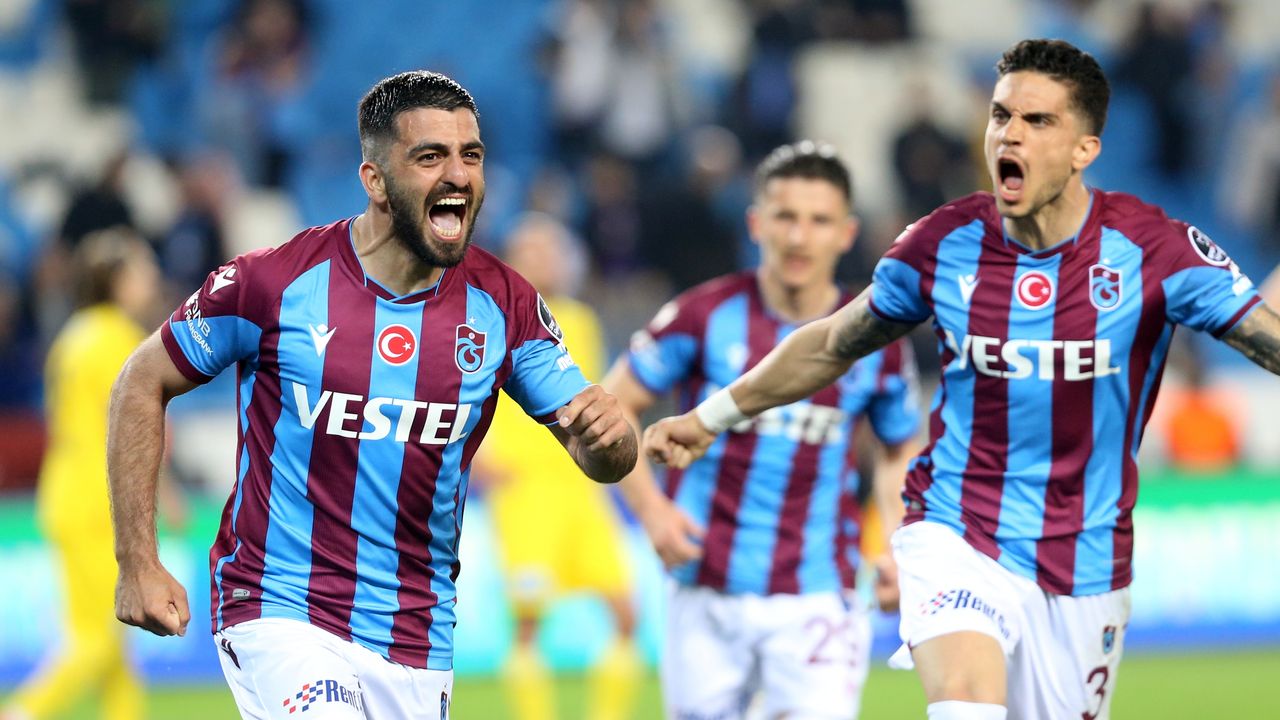Umut Bozok'un golleri Trabzonspor'a 3 puanı getirdi