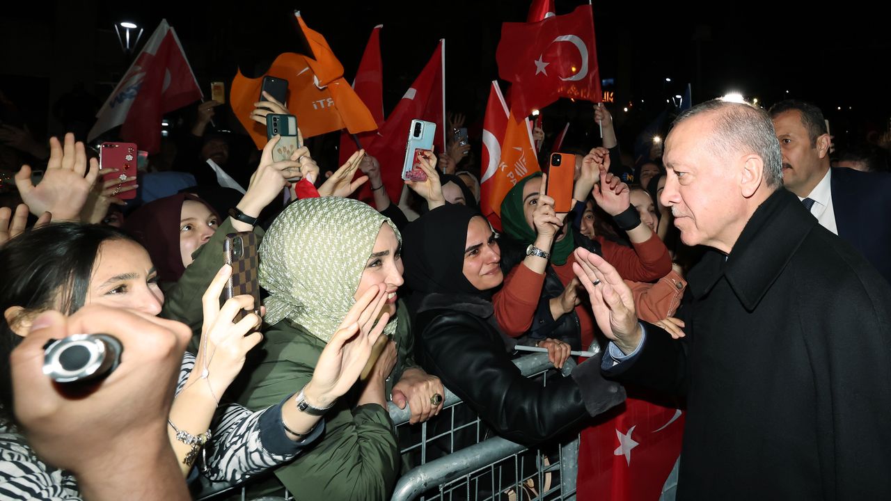 Cumhurbaşkanı Erdoğan AK Parti Genel Merkezi'ne geldi