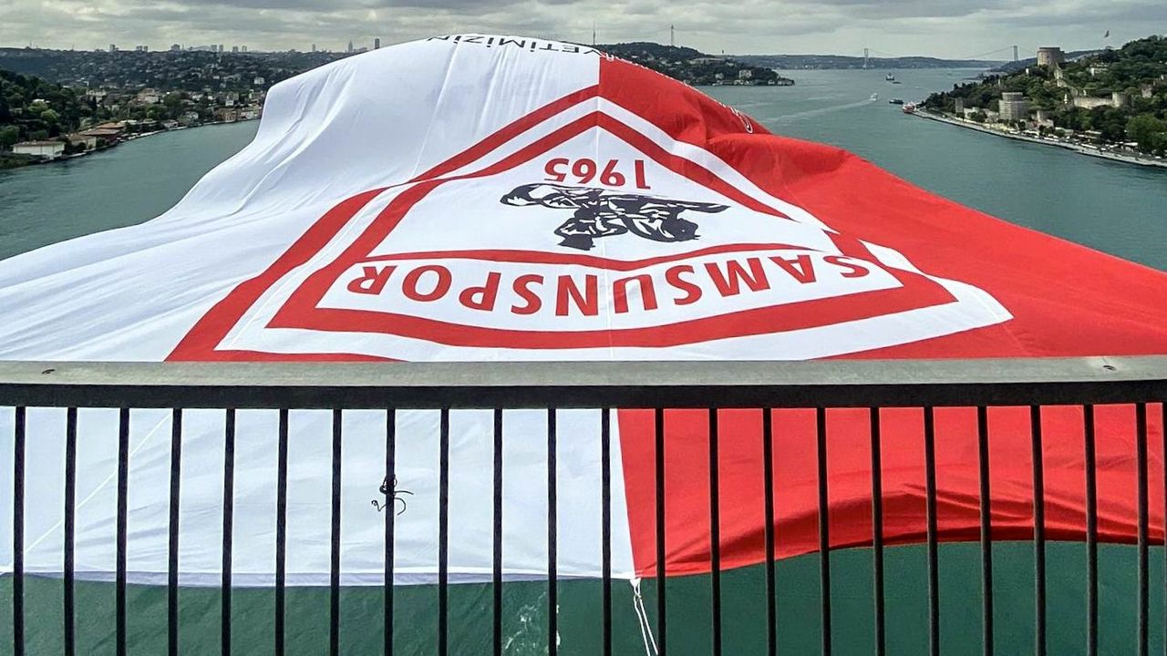 Şampiyon Samsunspor’un bayrağı İstanbul Boğazı'na asıldı