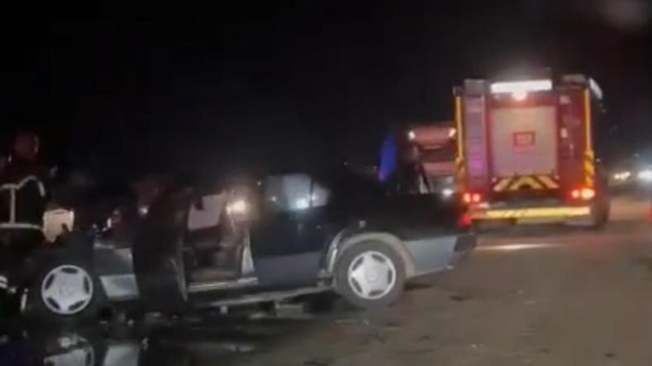 Traktörle otomobilin feci kazası