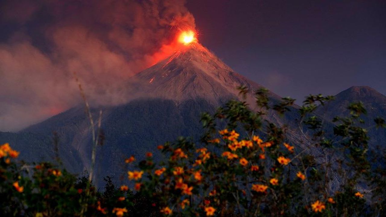 Fuego Yanardağı faaliyete geçti: 1054 kişi tahliye edildi
