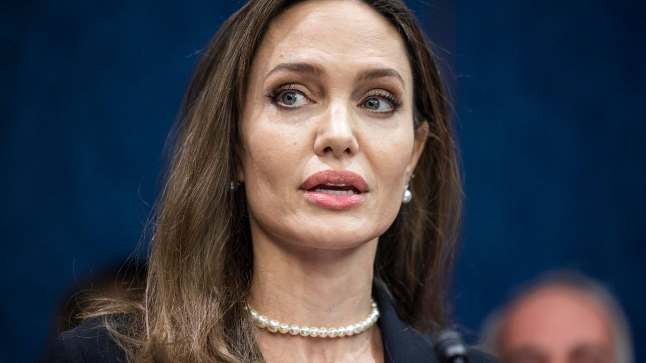 Angelina Jolie mülteciler için kolları sıvadı