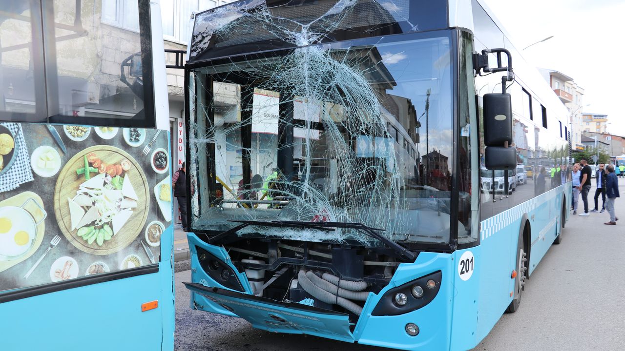 İki otobüs çarpıştı; Çok sayıda yaralı var!