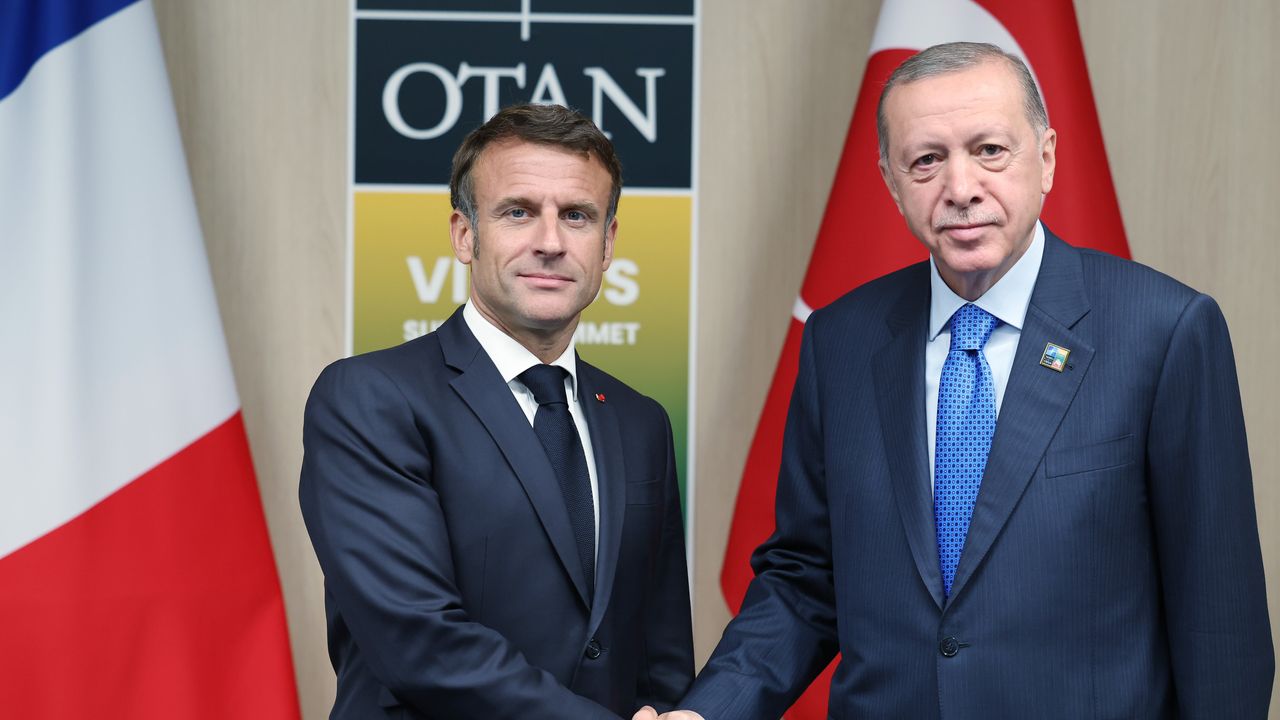 Erdoğan, Macron ile bir araya geldi!