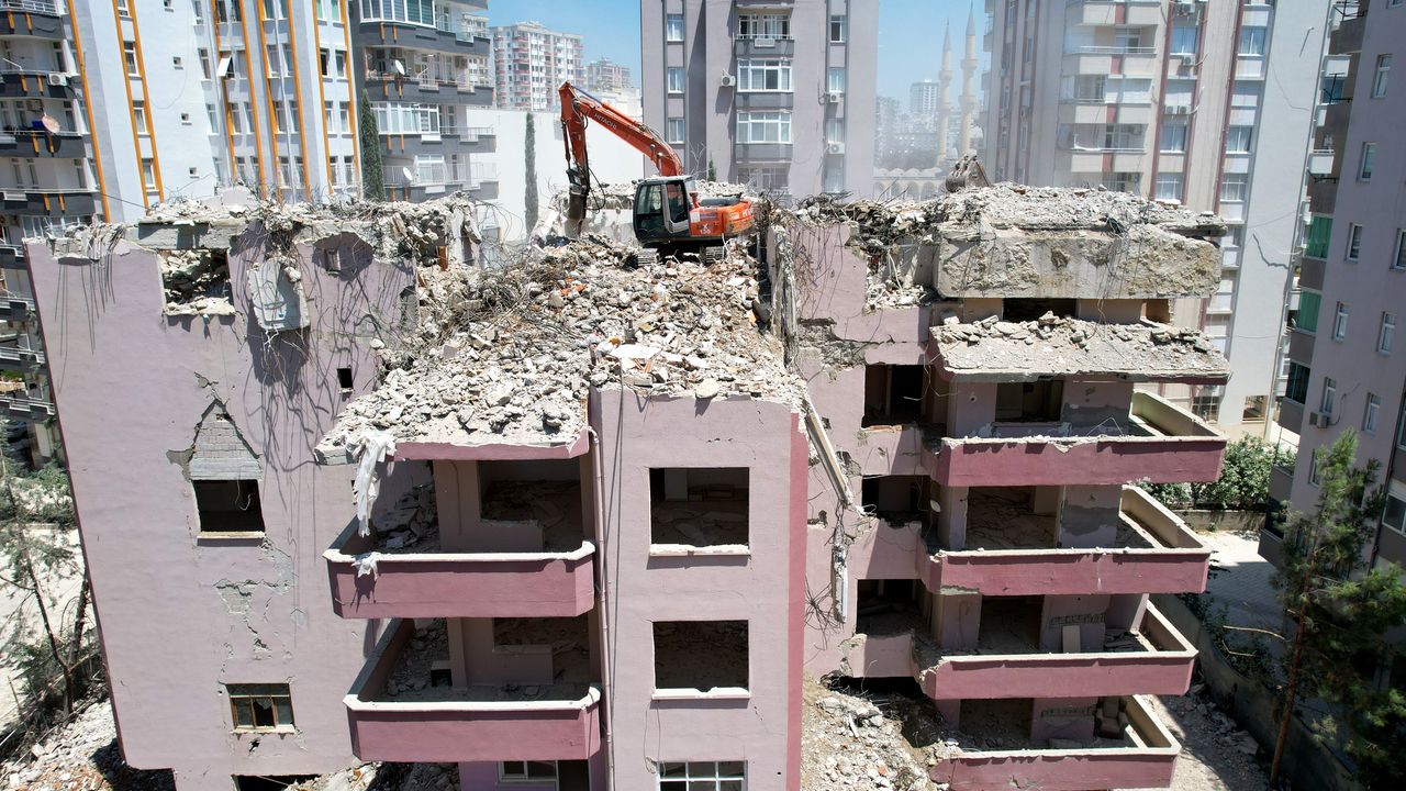 Adana'da yıkılan binalarda dere çakılı kullanılmış!