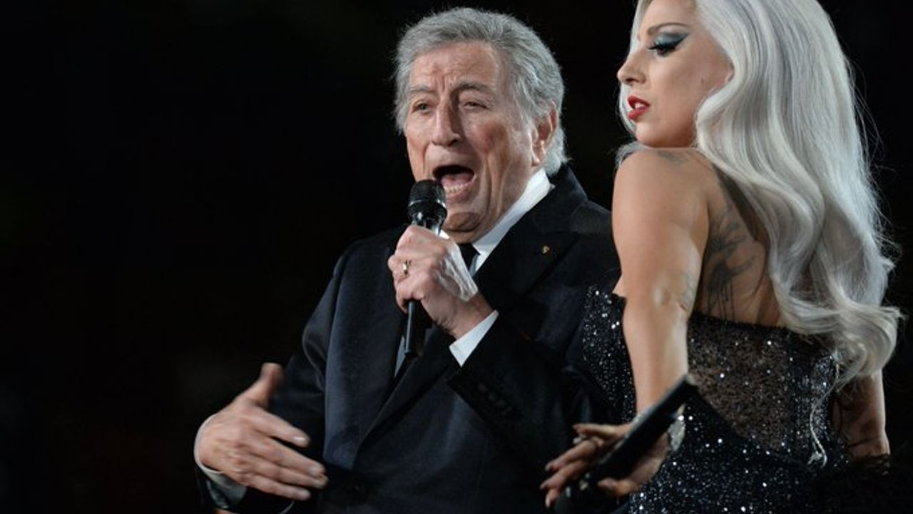 Dünyaca ünlü şarkıcı hayatını kaybetti
