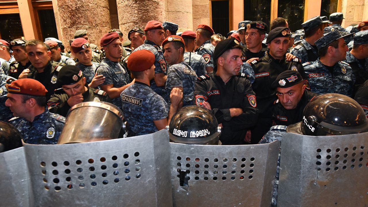 Paşinyan destekçileri polisle çatıştı