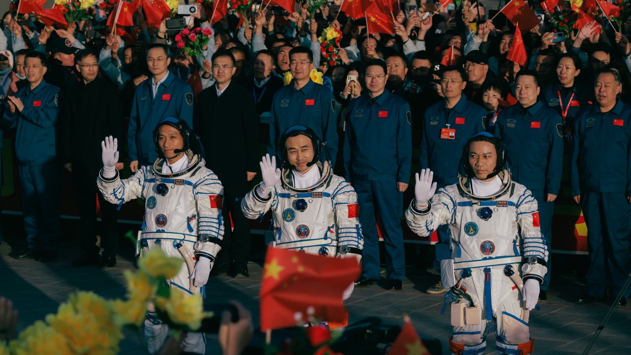 Çin’in en genç taykonot ekibi uzaya gönderildi