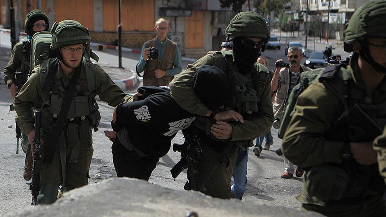 İsrail güçleri 1050 Filistinliyi gözaltına aldı