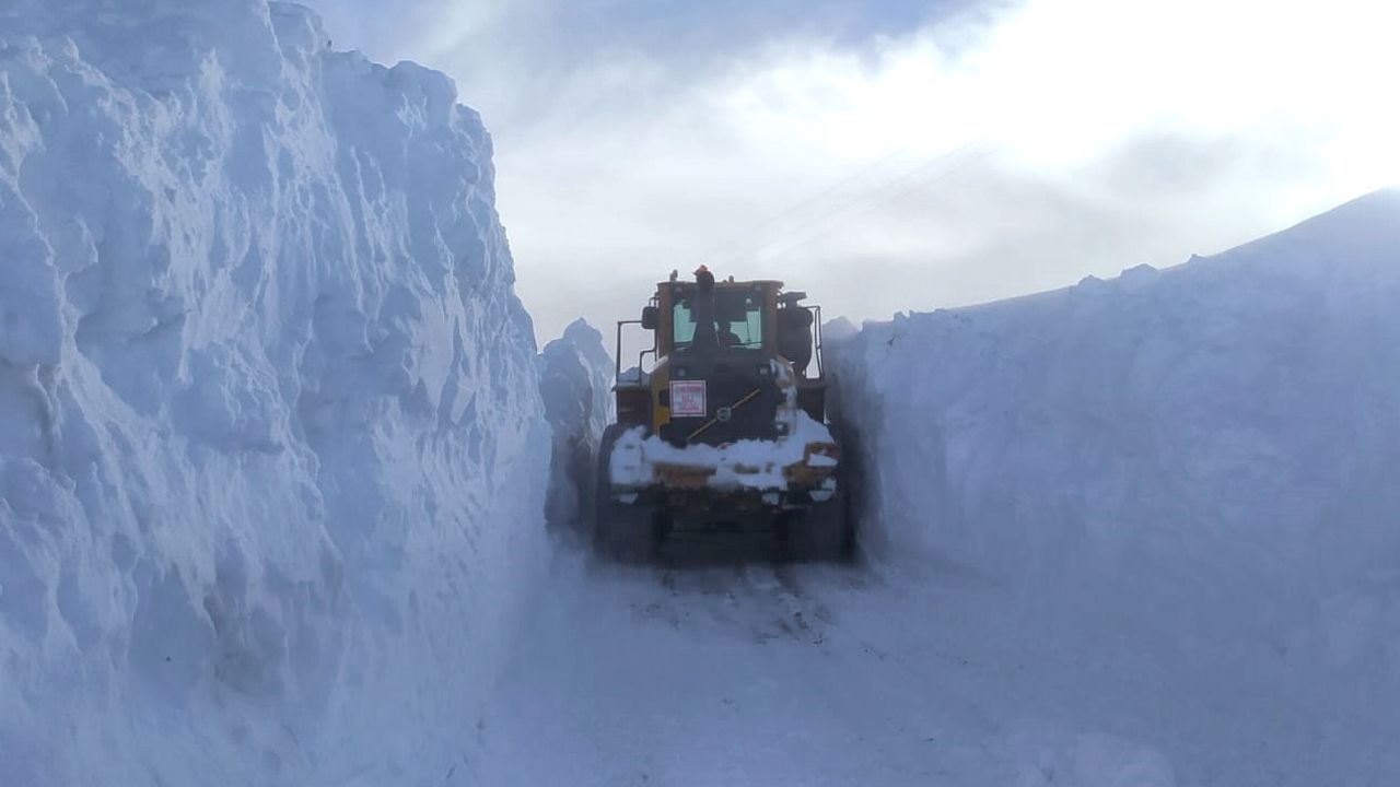 Kardan kapanan üs bölgesi yolu 3 günde açılabildi!
