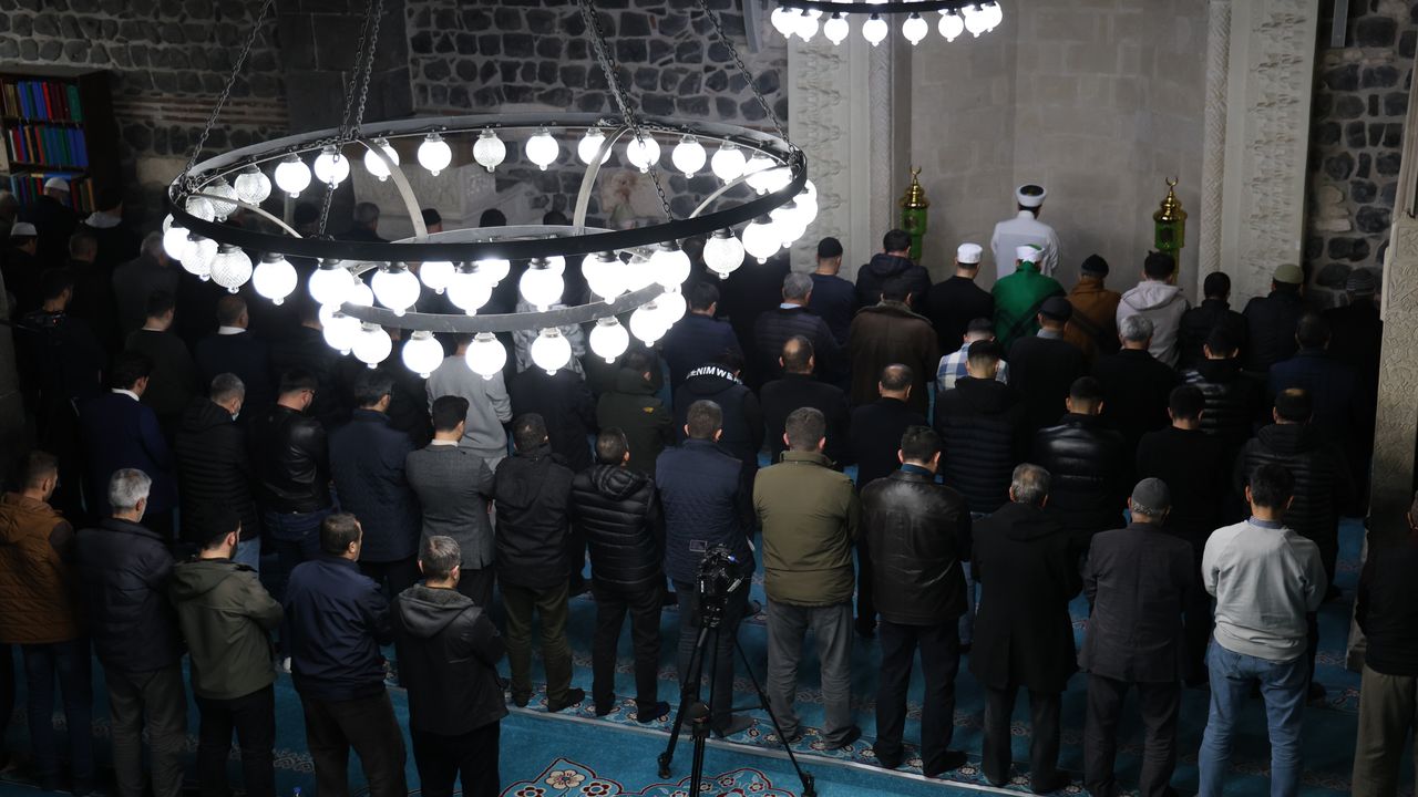 Diyarbakır’da Regaip Kandili dualarla idrak edildi