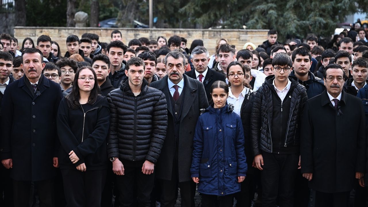Tüm Türkiye'de öğrenciler saygı duruşunda bulundu!