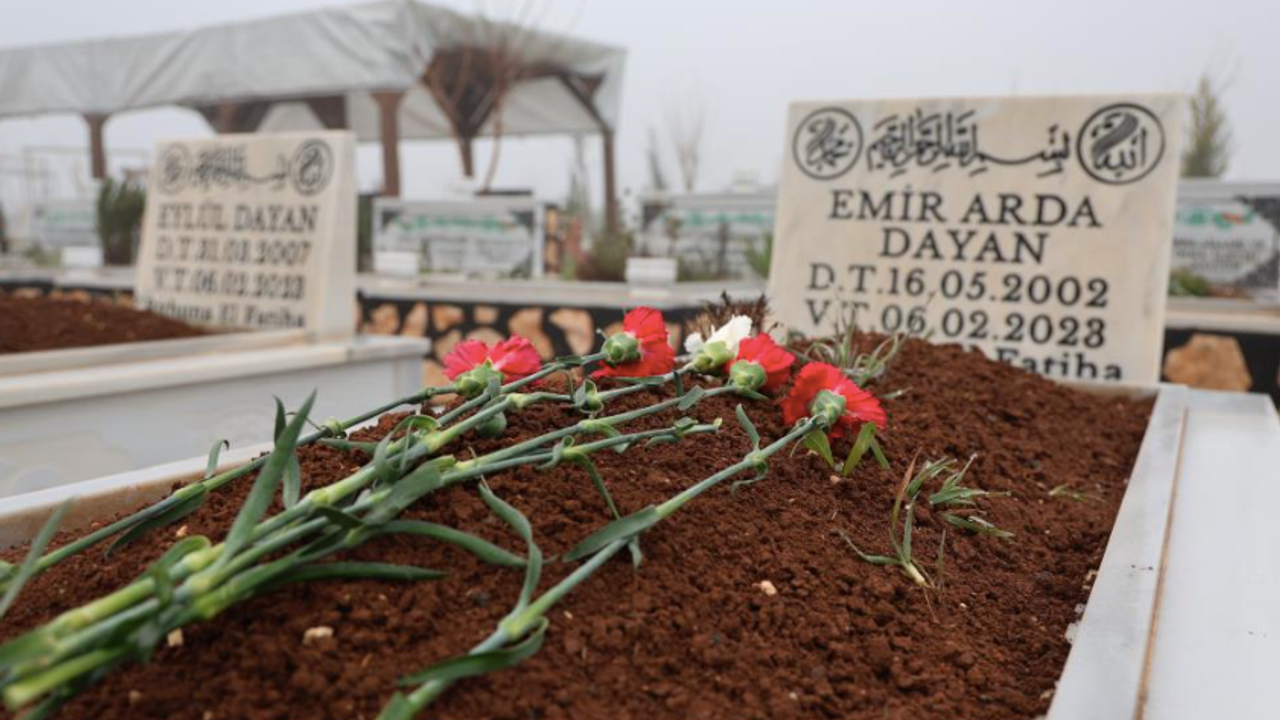 Diyarbakır'da depremde hayatını kaybedenlerin mezarlarına karanfil bırakıldı
