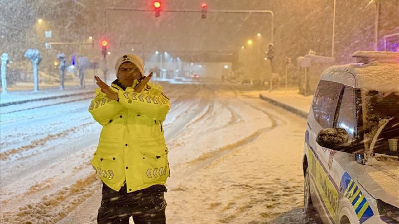 Sürücüler yolda kaldı, ekipler yardım etti