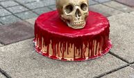 Elçilik önüne “ölüm pastası” bırakıldı