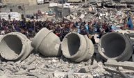 Gazzeliler caminin enkazı arasında cuma namazı kıldı