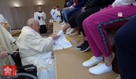 Papa Franciscus kadın mahkumların ayağını yıkadı!