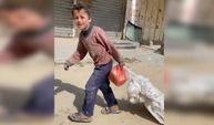 Filistinli çocuk aldığı un çuvalını sürüklerken görüntülendi!