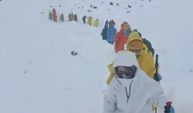Everest’teki kar fırtınası nedeniyle bin kişi dağda mahsur kaldı