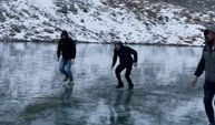 Buz tutan göle, taş atıp test ettiler
