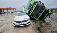Tır otomobilin üstüne devrildi
