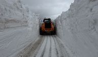 "Kar kaplanları" metrelerce yükseklikteki karla mücadele ediyor