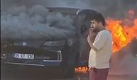 Park halindeki elektrikli otomobil bomba gibi patladı!
