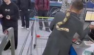 Boynuna dolanan 'Piton'uyla alışverişe çıktı!