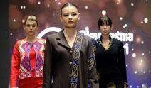 Van'da tarihi ve geleneksel motiflerle defile!