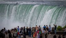 Niagara Şelaleleri ziyaretçilerini ağırlıyor