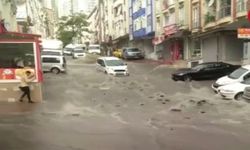 Mega kentte beklenen yağış geldi!: Caddeler su altında kaldı