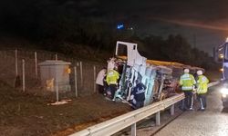 TEM Otoyolu’nda hafriyat kamyonu devrildi