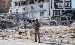 Mehmetçik deprem bölgesinde enkaz nöbetinde