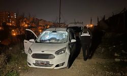 Asayiş uygulamasından kaçan araç polise çarptı!
