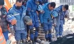 Çin ekibinden cansız çıkardıkları depremzedeye saygı!